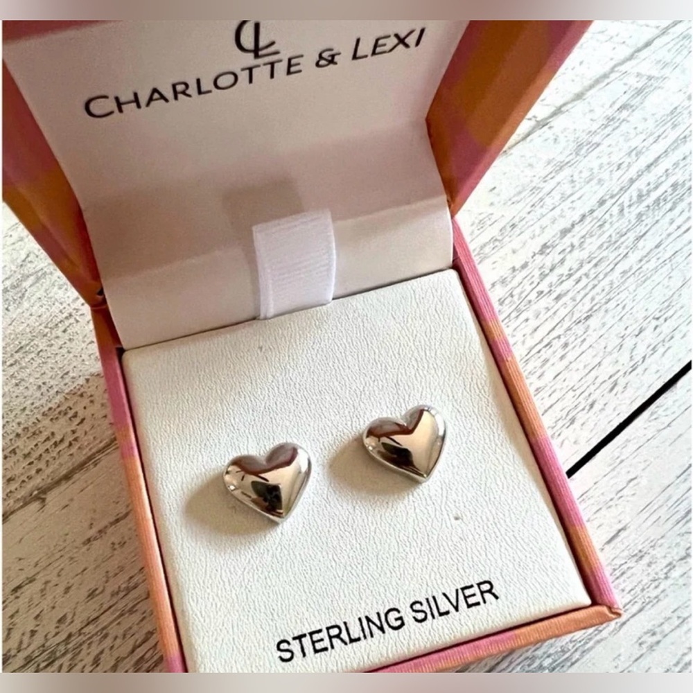 "925 sterling silver Heart Stud earrings new in box - Picture 1 of 1